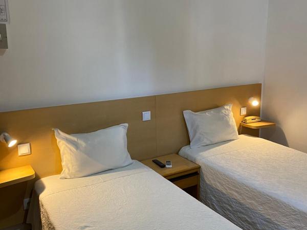 Guesthouse Lusa Atenas : photo 3 de la chambre chambre lits jumeaux