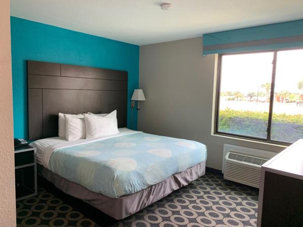 Travelodge by Wyndham San Antonio Downtown Northeast : photo 1 de la chambre suite 1 chambre lit king-size avec canapé-lit