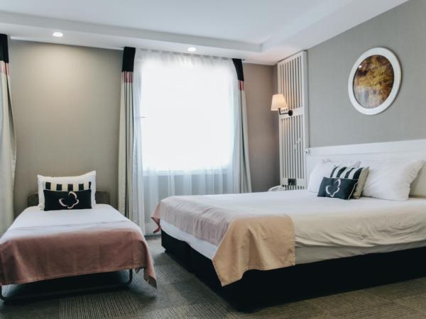 Mia Berre Hotels : photo 1 de la chambre chambre familiale (3 adultes + 1 enfant)