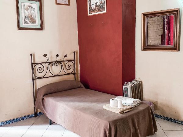PENSION VERGARA , Sevilla : photo 2 de la chambre chambre quadruple avec salle de bains commune