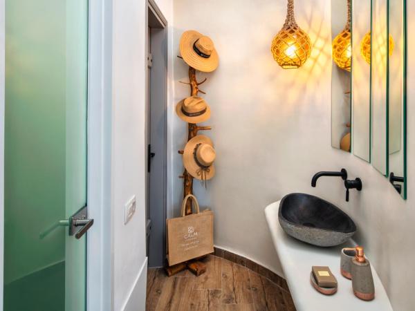 San Marino Suites by Calm Collection : photo 5 de la chambre suite avec piscine dans une grotte