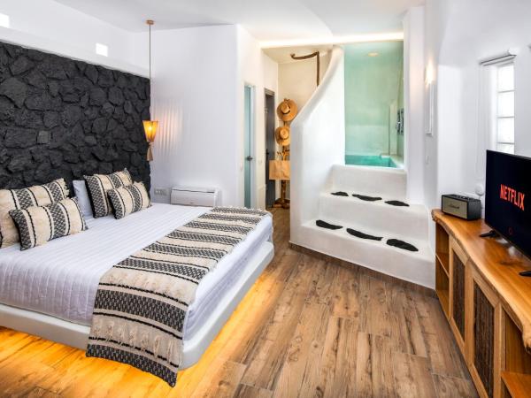 San Marino Suites by Calm Collection : photo 8 de la chambre suite avec piscine dans une grotte