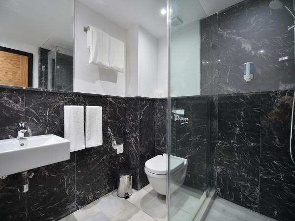 Le Yacht Suites Hotel : photo 5 de la chambre appartement - vue sur jardin