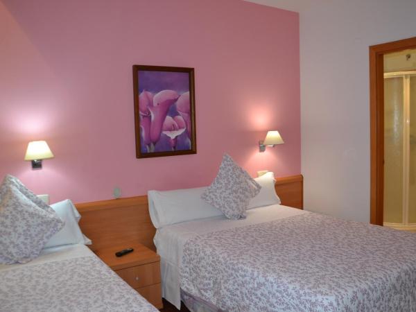 Pensión Nuevas Artes : photo 3 de la chambre chambre triple avec balcon