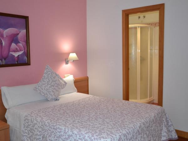 Pensión Nuevas Artes : photo 4 de la chambre chambre triple avec balcon