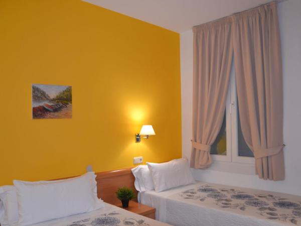Pensión Nuevas Artes : photo 2 de la chambre chambre triple - intérieur