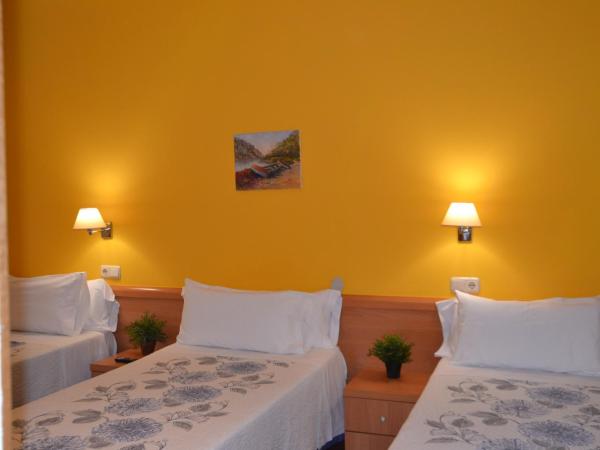 Pensión Nuevas Artes : photo 4 de la chambre chambre triple - intérieur