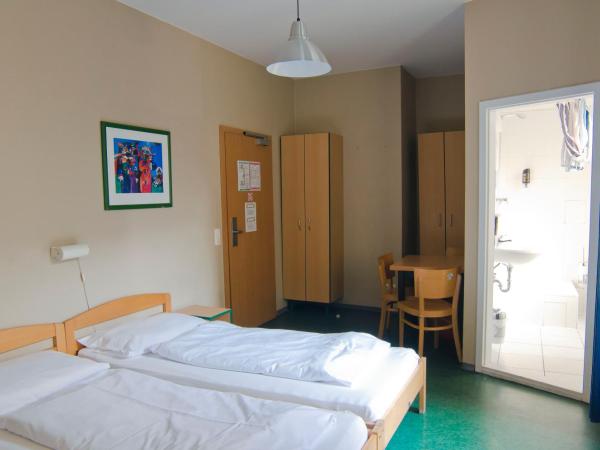 Happy Hotel Berlin : photo 5 de la chambre chambre double avec salle de bains privative