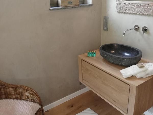 Wellness Sweet Bonihu B&B : photo 8 de la chambre chambre double sans baignoire spa - vue sur jardin