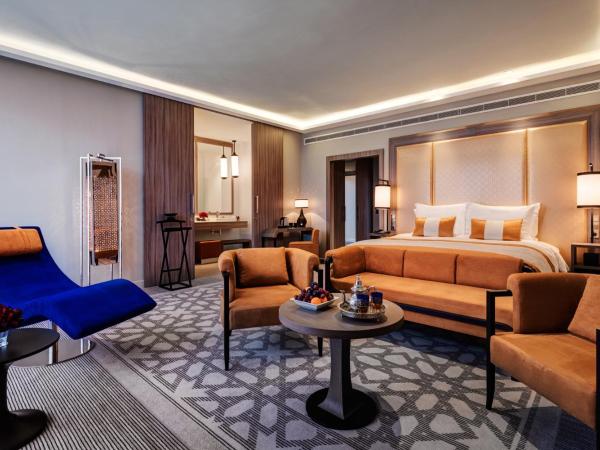 Mövenpick Hotel Mansour Eddahbi Marrakech : photo 4 de la chambre suite lit king-size prestige avec salon et canapé