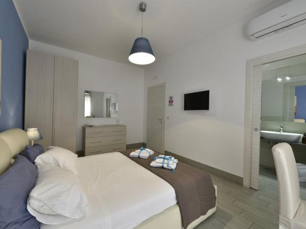 B&B Brothers Suite Vomero : photo 9 de la chambre chambre lit king-size avec balcon