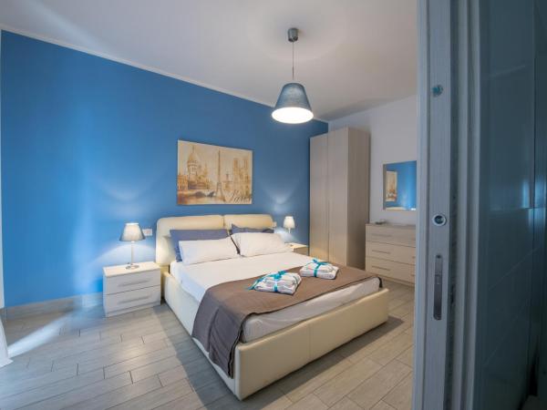 B&B Brothers Suite Vomero : photo 2 de la chambre chambre lit king-size avec balcon