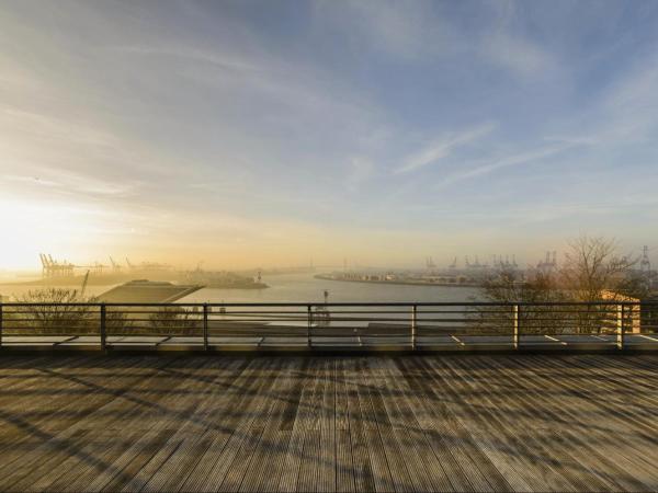 The Suites Rainvilleterrasse : photo 3 de la chambre suite with terrace on the elbe river