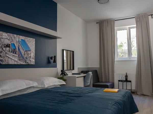 Hotel Blue : photo 2 de la chambre chambre triple standard - entrée rue rez-de-chaussée