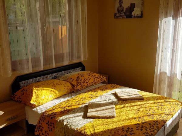 Napsugár Apartmanház : photo 1 de la chambre studio