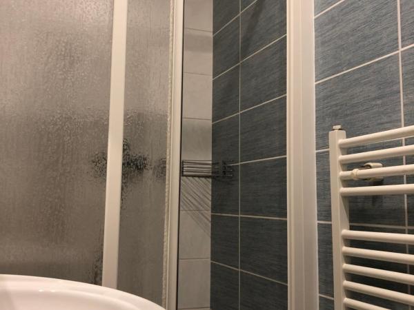 Welcome Hostel & Apartments Praguecentre : photo 9 de la chambre chambre double ou lits jumeaux avec salle de bains commune