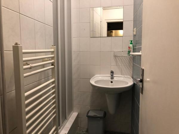 Welcome Hostel & Apartments Praguecentre : photo 7 de la chambre chambre double ou lits jumeaux avec salle de bains commune