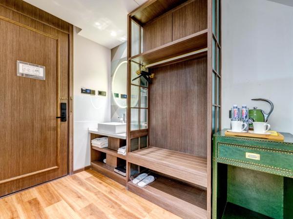 Happy Dragon City Culture Hotel-Tianjin Draum Tower & Dayuecheng shopping mall : photo 3 de la chambre chambre familiale avec salle de bains privative