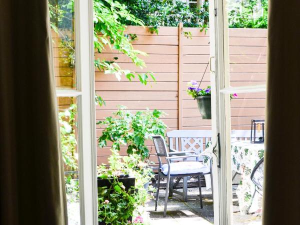 Family Hotel Kooyk : photo 7 de la chambre chambre double ou lits jumeaux supérieure avec salle de bains privative - vue sur jardin