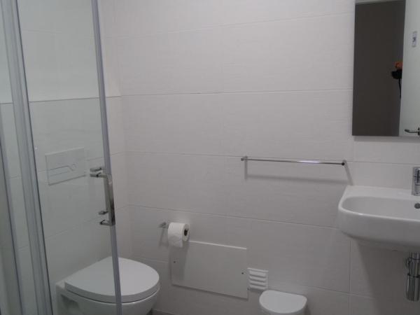 Stella di Mare - Alojamento Local : photo 4 de la chambre chambre double standard avec salle de bains commune