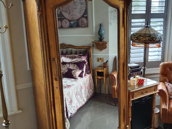 Tower Guest House : photo 7 de la chambre versailles gold king