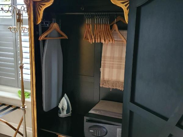 Tower Guest House : photo 9 de la chambre versailles gold king