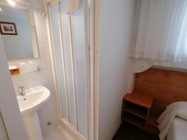 Hostal Anosa Casa : photo 5 de la chambre chambre lits jumeaux - dernier Étage