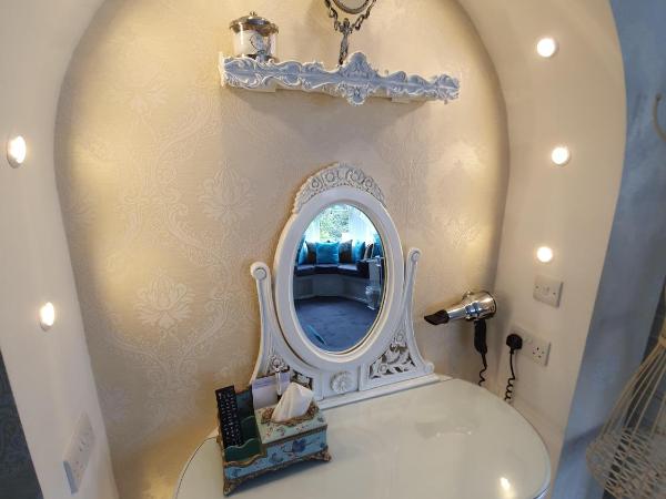 Tower Guest House : photo 10 de la chambre french rococo king