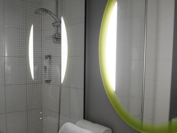 ibis Hyeres Centre : photo 6 de la chambre chambre double standard avec 2 lits doubles