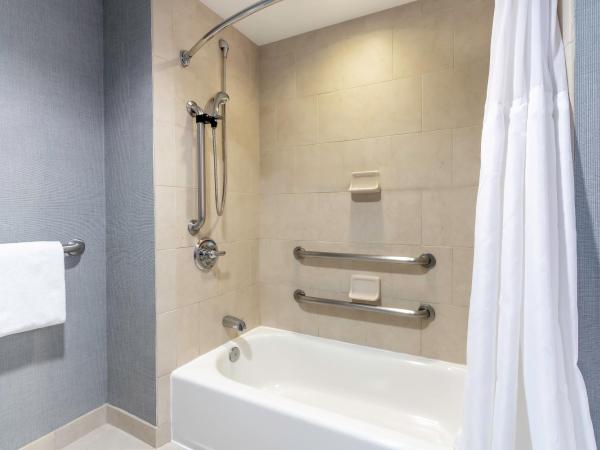 Hyatt Place Salt Lake City Airport : photo 7 de la chambre queen room with two queen beds, sofa bed and accessible tub