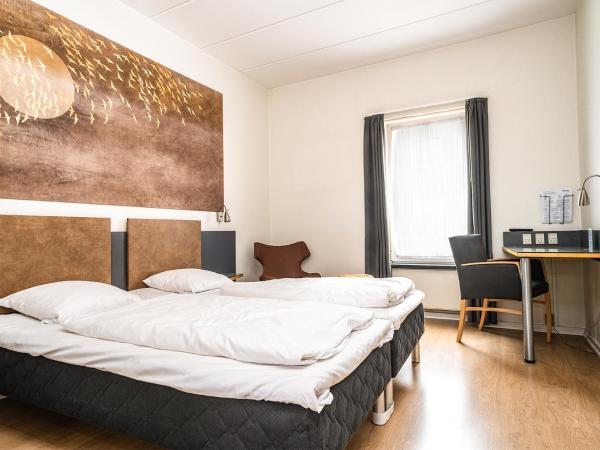 City Hotel Nattergalen : photo 1 de la chambre chambre double avec lit d'appoint