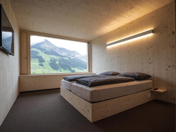 Revier Mountain Lodge Adelboden : photo 1 de la chambre grande chambre double avec vue sur la montagne