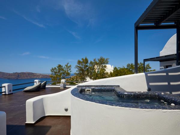 Oia Suites : photo 9 de la chambre suite premier avec jacuzzi extérieur chauffé privé