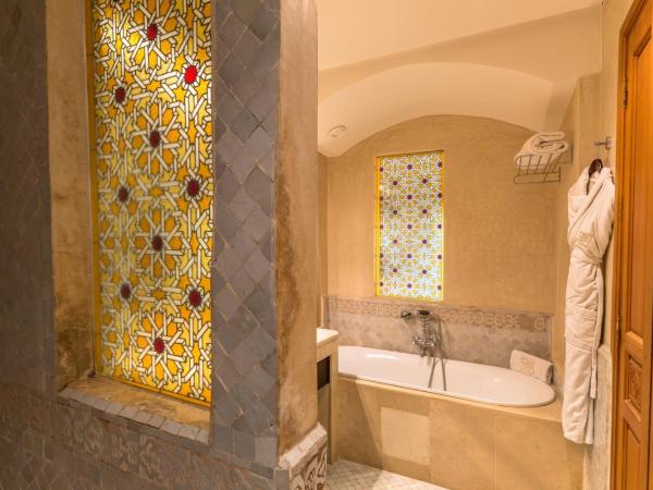 Le Riad Villa Blanche : photo 2 de la chambre chambre deluxe - vue latérale sur mer