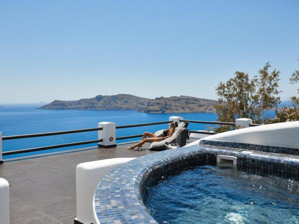 Oia Suites : photo 2 de la chambre suite premier avec jacuzzi extérieur chauffé privé