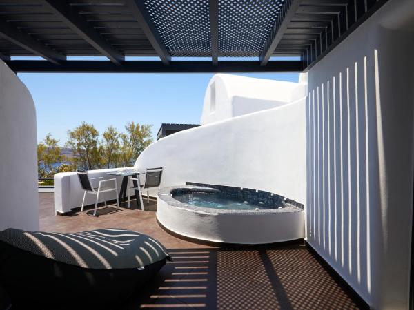 Oia Suites : photo 6 de la chambre suite Élégante avec jacuzzi extérieur chauffé privé