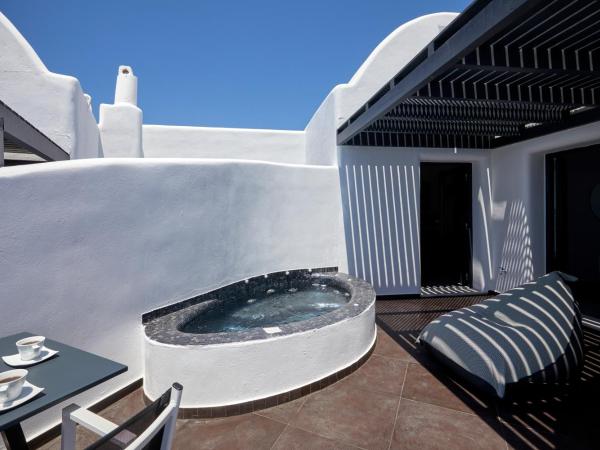 Oia Suites : photo 4 de la chambre suite Élégante avec jacuzzi extérieur chauffé privé