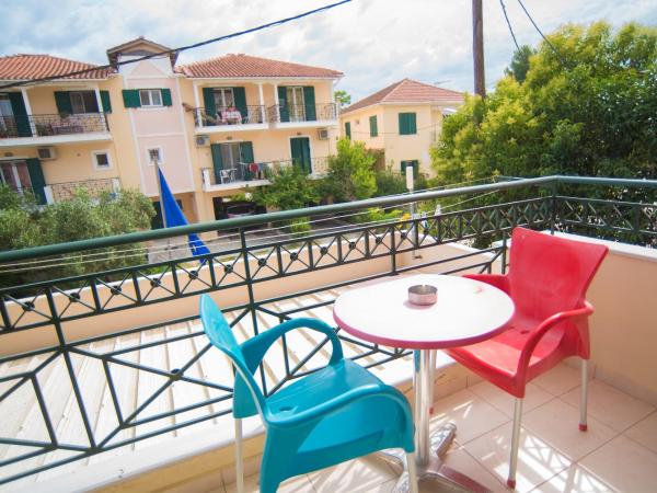 Studios Artemis : photo 2 de la chambre chambre triple avec balcon