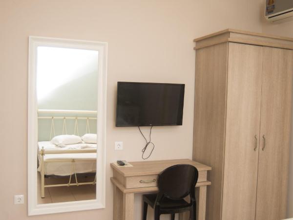 Studios Artemis : photo 9 de la chambre chambre triple avec balcon