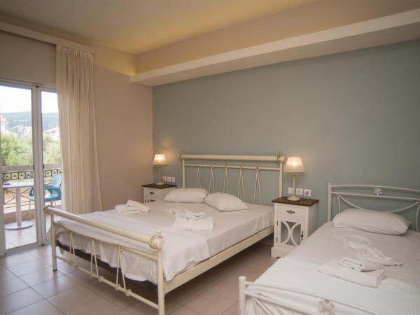 Studios Artemis : photo 4 de la chambre chambre triple avec balcon