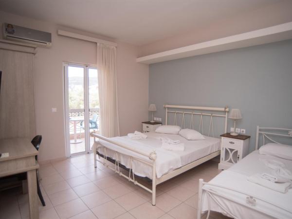 Studios Artemis : photo 3 de la chambre chambre triple avec balcon