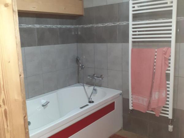 chalet le plan du rtia : photo 1 de la chambre chambre quadruple avec salle de bains