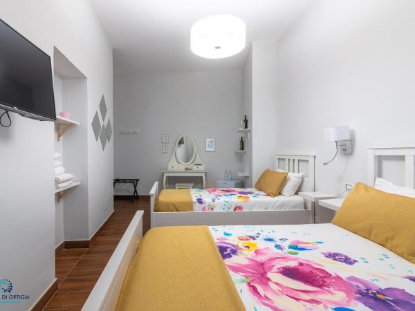 B&B Marina di Ortigia : photo 1 de la chambre chambre triple avec balcon