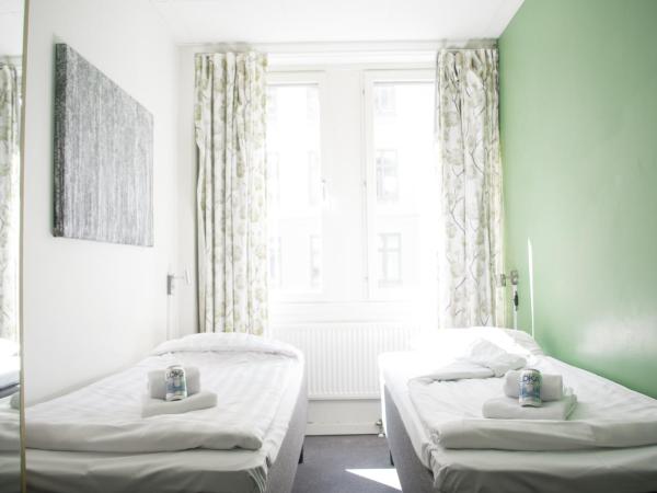 Slottsskogen Hotel : photo 3 de la chambre chambre lits jumeaux avec salle de bains commune