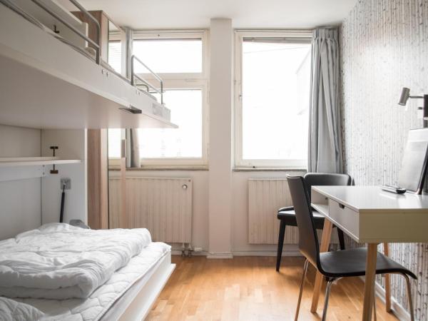 Slottsskogens Hostel : photo 3 de la chambre chambre lits jumeaux Économique avec salle de bains commune