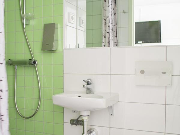 Slottsskogens Hostel : photo 5 de la chambre chambre quadruple avec salle de bains privative