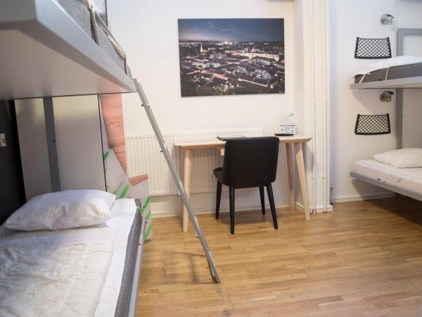 Slottsskogens Hostel : photo 8 de la chambre chambre quadruple Économique avec salle de bains commune