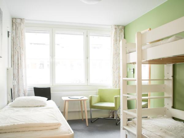 Slottsskogens Hostel : photo 2 de la chambre chambre triple avec salle de bains commune