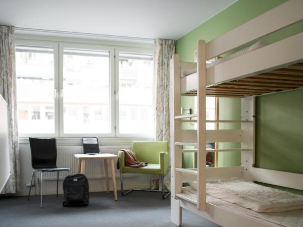 Slottsskogens Hostel : photo 3 de la chambre chambre triple avec salle de bains commune