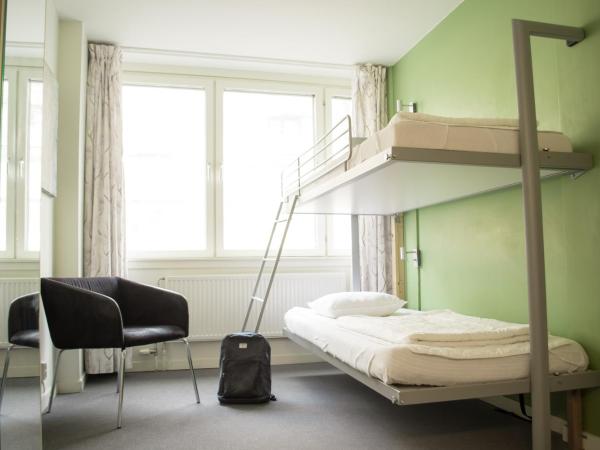 Slottsskogens Hostel : photo 5 de la chambre chambre lits jumeaux Économique avec salle de bains commune